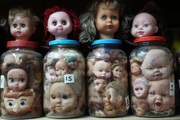 İzmit ilçesindeki Cedit Mahallesinde antika dükkanı bulunan Hamdi Dinibütünoğlu, iki yıl önce Kütahya'da yaşayan 82 yaşındaki adamın ilginç bir birikimi olduğunu öğrendi.