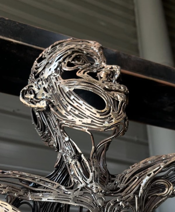 "Heykel, boşluğu metalle hapsetme sanatıdır" diyebilir miyiz senin için? Fotoğraflarında gördüğümüz o metal kafeslerde, maddenin kendisinden çok, kapladığı boşluk mu başrolde? Yoksa sen o boşluğu, heykelin görünmez ama en sert malzemesi olarak mı görüyorsun?