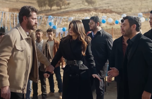 Alya’nın klasikleşen kruvaze kabanlarına hepimiz bayılıyoruz. Bu şık siyah kaban ise İpekyol markasının! Sahnedeki duruşuna yine o güçlü ve zarif havayı katmış.