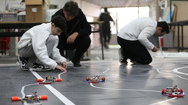 Nilüfer Atatürk Mesleki ve Teknik Anadolu Lisesi öğrencileri, otonom robot alanında Avrupa çapında dikkat çeken bir başarıya imza attı.