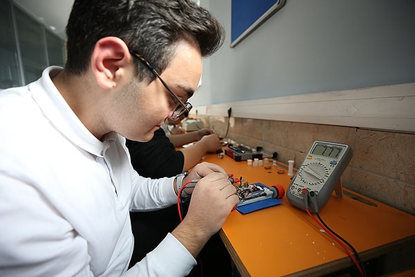 Öğretmenler Önder Özay ve Coşkun Sabuncu, öğrencilerin sadece teknik bilgiyle değil, yapay zeka ve Endüstri 4.0 gibi güncel teknolojilerle donanmış olarak yetiştiklerini vurguladı.