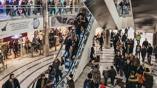 “Kriz var diyorlar, AVM’ler restoranlar nasıl dolu? Kriz varsa cep telefonları, kıyafetler kapış kapış nasıl alınıyor?”