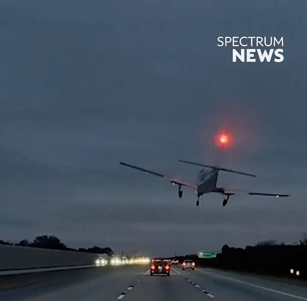 Uçak acil iniş yapmak zorunda kaldı.