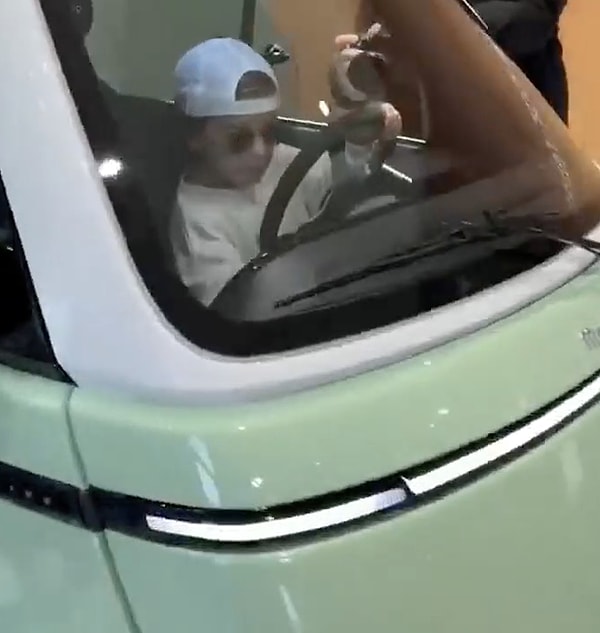 Zayn’ın direksiyon başına geçtiği, aracıyla poz verdiği görüntüler kısa sürede sosyal medyada dolaşıma girerken, o anlar X'te gündem oldu.