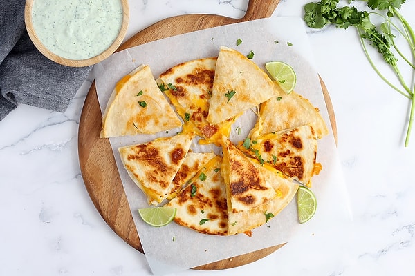 Mini Peynirli Quesadilla Üçgenleri