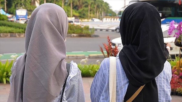 Avusturya'daki okullarda 14 yaş altına başörtüsü yasağı resmiyet kazandı.