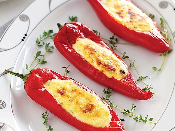 İçi Dolgulu Biberler ve Peynirli Ekmek Çubukları