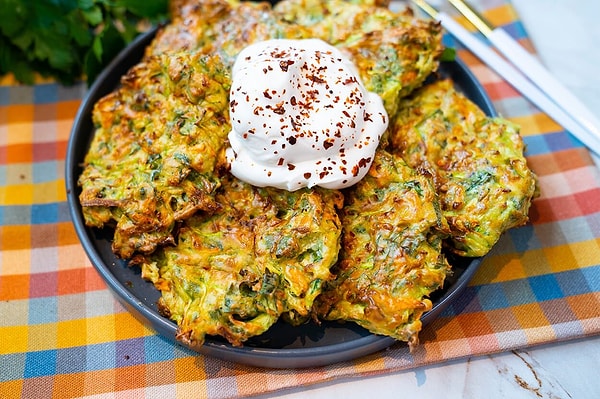 Mücver ve Yoğurtlu Soslu Kızarmış Ekmek Küpleri