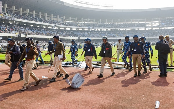 Heykelinin açılışına bile online katıldı.