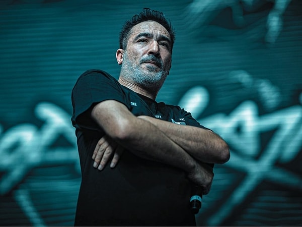 Türkiye’de rap denince akla ilk gelen “ağır abi”lerden biri varsa, o da yıllardır kendi çizgisinden şaşmayan Sagopa Kajmer.