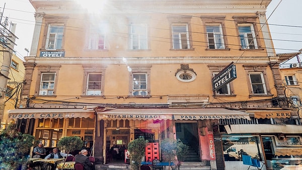 İzmir'in tarihi semtlerinden Basmane'deki pansiyon ve oteller mercek altına alındı.