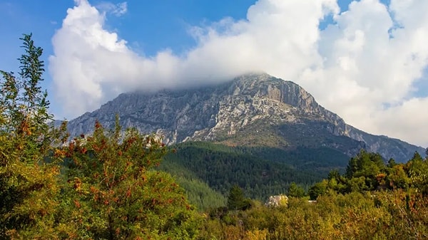 Spil Dağı çevresinde uçuşların daha az görülmesinin temel nedeni ise coğrafi ve operasyonel faktörler.