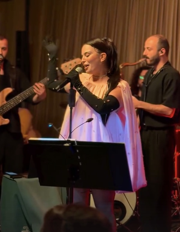 Dün geceye ise ilk sahnesiyle damga vurdu.