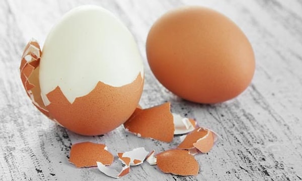 Haşlanmış yumurtalar kahvaltının vazgeçilmezi olsa da en zor kısmı her zaman kabuğunu soymaktır.