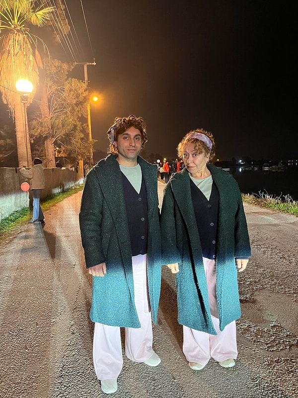 Yine de dizinin sosyal medyada kalabalık bir kitlesi var ve bugün Şebnem Sönmez ile dublörünün pozu gündemdeydi.