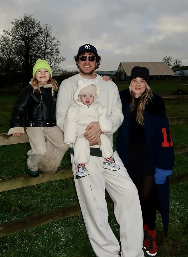 Müge Boz ve basketbolcu eşi Caner Erdeniz, 2019’da Barselona’da evlenip aynı yıl kasımda kızları Vina’yı kucaklarına almış, 2024’te de ikinci çocukları Rika dünyaya gelince mutlulukları ikiye katlanmıştı.