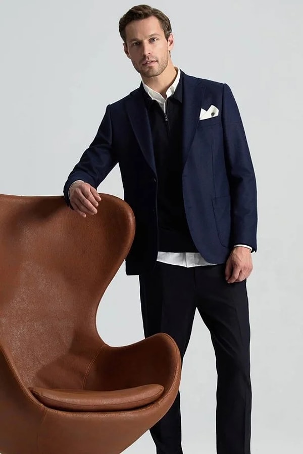 1. Klasik Lacivert Blazer: Çok Yönlü ve Zamansız