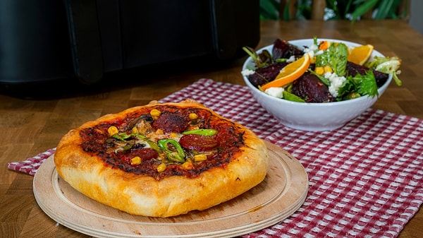 Pratik Karışık Pizza ve Peynirli Pancar Salatası Nasıl Yapılır?