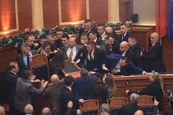 Anayasa Mahkemesinin kararı hem ülkeyi hem de meclisi gerdi.