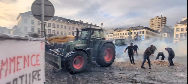 Avrupa’daki çiftçiler, AB politikalarına tepki için traktörleri ile sokaklara çıktı.