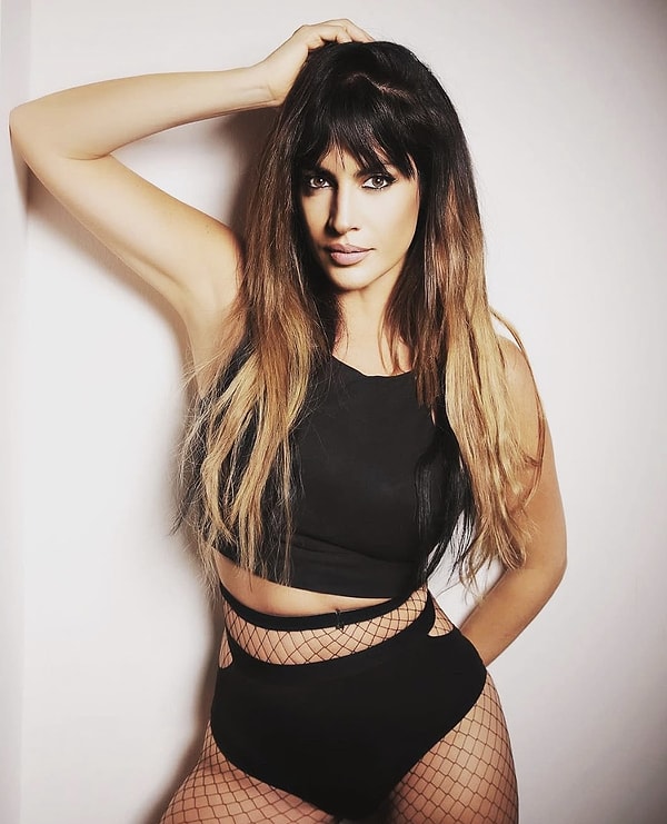 "O Şimdi Asker" şarkısıyla hepimizin hayatına hızlı bir giriş yapan Tuğba Ekinci, seneler geçse de sivri dilinden hiçbir şey kaybetmedi.