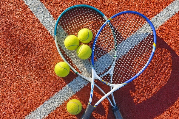 Tenis dünyasına adım atmaya karar verdiysen, ilk başta öğrenmen gereken şey bu işin sadece havalı vuruşlardan ibaret olmadığı.