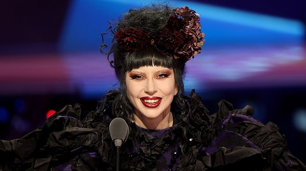 10. Canlı performans onun takıntısı.