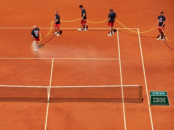 Roland Garros kortunda bu gördüğümüz şey aslında kızıl toprak değil!