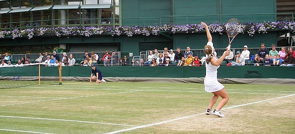 Diğer turnuvaların aksine Wimbledon'da oyuncuların beyaz giyme zorunluluğu var.