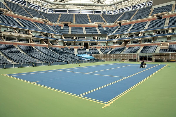 2020'den beri Laykold sert zemin kullanılıyor. Avustralya Açık'a göre biraz daha hızlı bir zemin olarak kabul ediliyor.