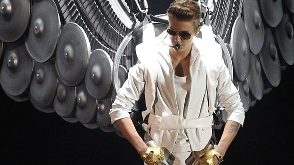 Bieber, bir konuşma yapması gerektiğini fark etti.