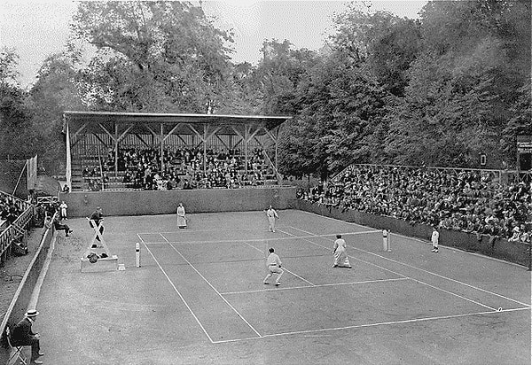 Tenis 1923'te uluslararası bir otoriteye kavuşup tek dil konuşmaya başladı.