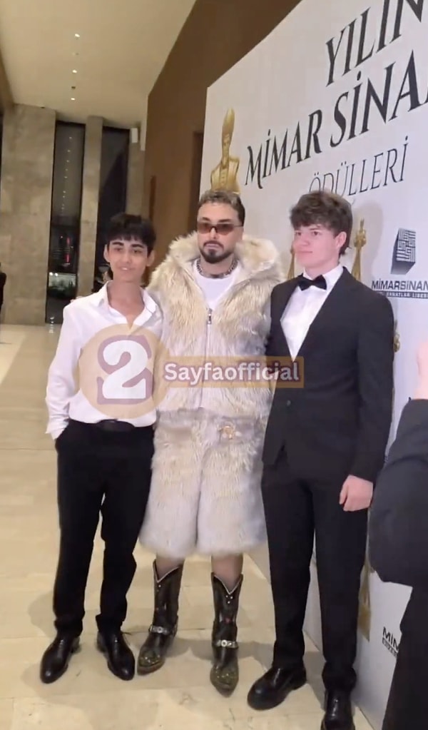 Mimar Sinan Üniversitesi'nin düzenlediği, öğrencilerin katılımı ile gerçekleştirilen ödül törenine ünlü isimler akın etti.