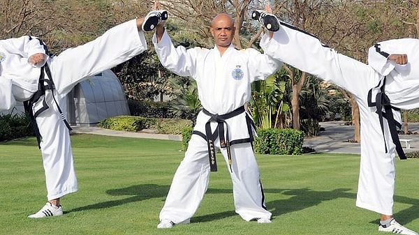 Sahne şovlarındaki fiziksel dayanıklılığını uzak doğu dövüş sanatlarına borçlu.