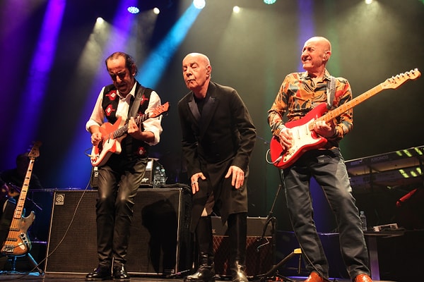 4. "Bilmem farkında mısın? Bu _____ peşimde. Neye baksam, ne yapsam..."