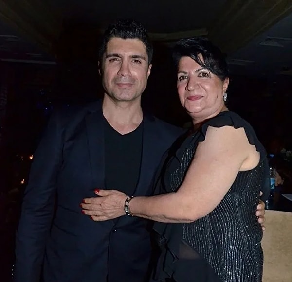 Hatırlarsanız Özcan Deniz’in annesi Kadriye Deniz ve ağabeyi Ercan Deniz ile yaşadığı aile içi kriz, uzun süre magazin gündeminin en çok konuşulan konulardan biri olmuştu.