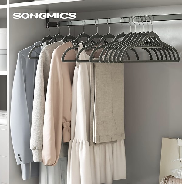 Çok satanlar arasında yerini alan Kadife Elbise Askı Seti, gardırobunuzu düzenli tutmanın en pratik yollarından biri!