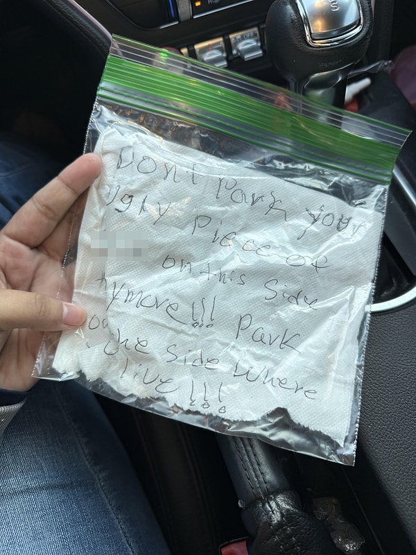 El yazısıyla yazılan notta, aracının “çirkin” olduğu belirtilerek o bölgeye park etmemesi, kendi yaşadığı tarafa park etmesi isteniyordu.