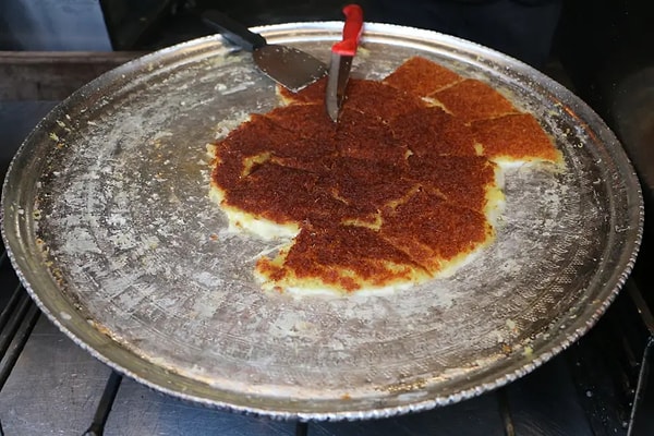 Meşhur Lübnan künefesi, alışık olduğumuzdan farklı bir şekilde servis ediliyor.