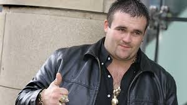 2002 yılında yalnızca 1 sterlinlik piyango biletiyle milyonlar kazanan Carroll, kısa sürede İngiltere’nin en çok konuşulan piyango talihlilerinden biri oldu.