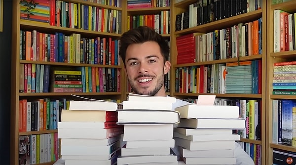 Bu popülerliğin bir sebebinin dünyanın en ünlü Booktuber'ı olan Jack Edwards'ın Kürk Mantolu Madonna'yı önerileri arasında sunması olarak görülüyor.