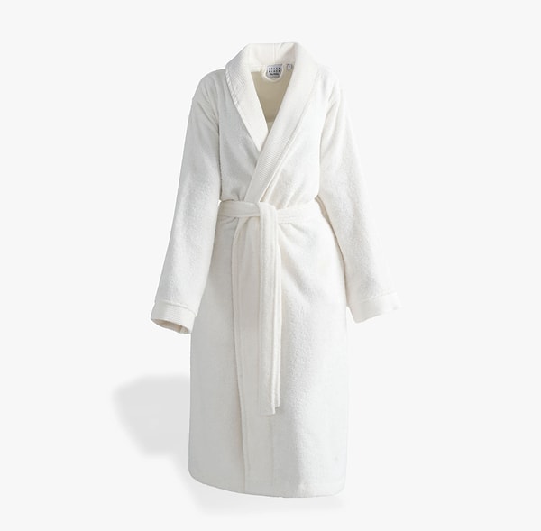 %100 saf Ege pamuğundan üretilen bu bornozlar, yumuşacık dokusu ve yüksek emiciliğiyle banyodan çıktığınız anda konforu hissettiriyor.