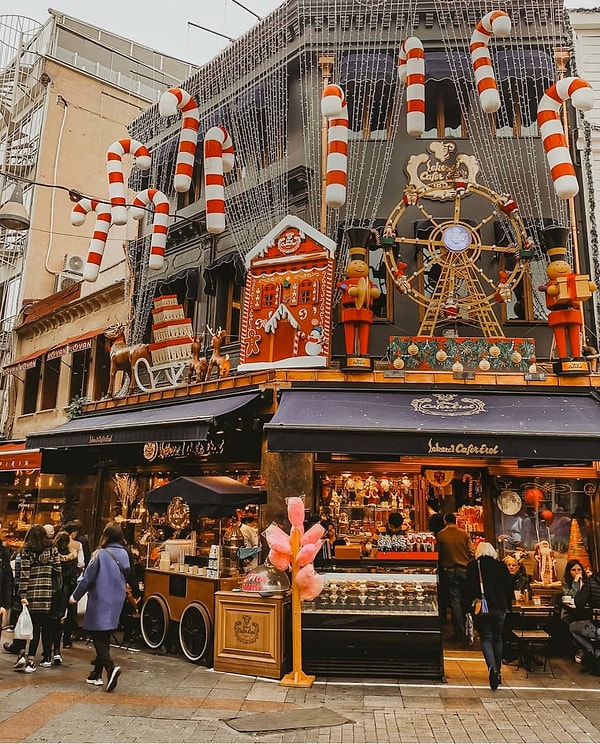 Ancak aktarılan bilgilere göre çevre esnaf bu süslemelerden rahatsızdı.