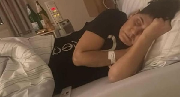 "Ağla Gözbebeğim" , "Sen de Gittin" , "Kime Bu İnat" gibi şarkılarla 90’lara damga vuran Cansever'i mutlaka tanıyorsunuzdur.