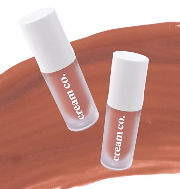 Tek bir ürünle makyajını zahmetsizce tamamlamak isteyenlerin vazgeçilmezi olan Cream Co. Glow Tint Soft Mocha, allık, ruj ve göz farı olarak kullanılabilen çok yönlü yapısıyla gerçek bir kurtarıcı.