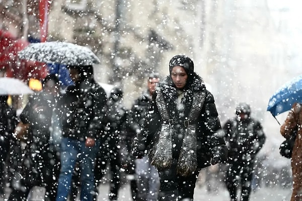 Olumsuz hava koşulları nedeniyle valiliklerden art arda açıklamalar gelirken, çok sayıda ilde 30 Aralık Salı günü okulların tatil edildiği duyuruldu.