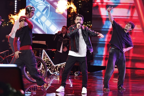 O Ses Türkiye Yılbaşı Özel programında birbirinden ünlü isimler konuk olarak yarıştı.