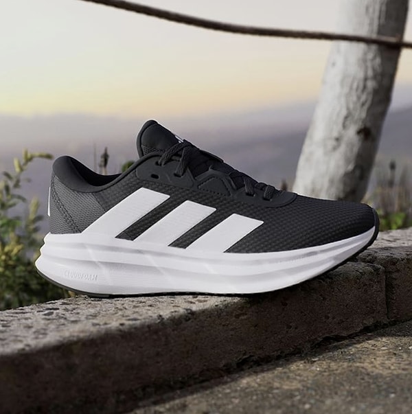 Günlük kullanım ve hafif spor aktiviteleri için tasarlanan bu model, hafif yapısı ve nefes alabilen üst yüzeyiyle rahat bir deneyim sunuyor.