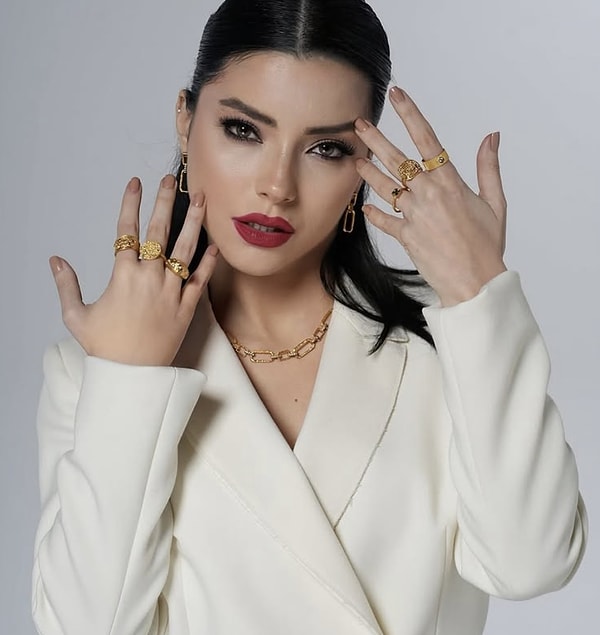 Yeni projeyle dönmeyen, aşk hayatında da bir türlü dikiş tutturamayan Boluğur, en son yılbaşı videosuyla gündeme oturmuştu.