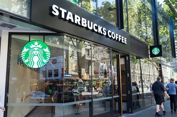 ABD merkezli kahve devi Starbucks, uzun yıllardır küresel büyüme modelinin temeli olan “her yerde bulunabilirlik” stratejisinde köklü bir değişikliğe gidiyor.